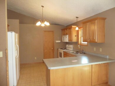 1315 10th St SW, Jamestown, ND 58401 - photo 6