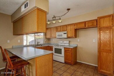 Kitchen w Breakfast Bar Seating