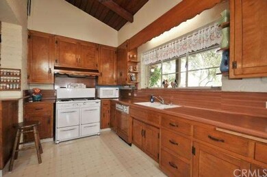 Cheery kitchen has classic Gaffers & Sattler range