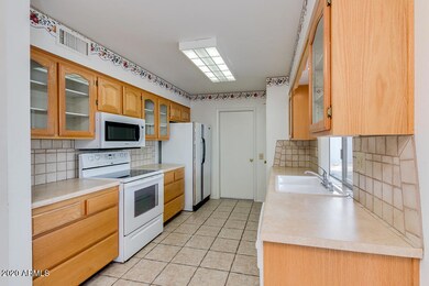 10710 W Hutton Dr, Sun City, AZ 85351 - photo 7