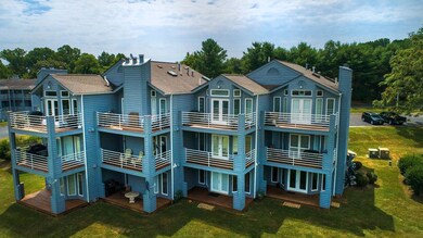 Deck side top floor condo