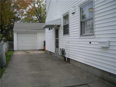 Exterior Front drive and garage