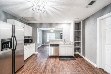 213 W Cleveland St, Alvin, TX 77511 - photo 6