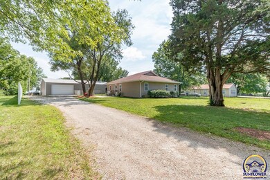 117 W 2nd St, Hoyt, KS 66440 - photo 2