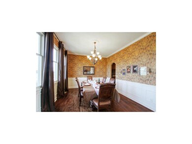 Timeless Craftsman Style Wall Coverings Enhance th