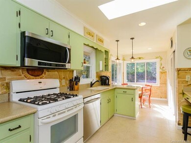 Bright, Spacious Kitchen