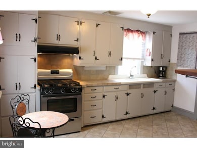 640 Hampton Ave, Southampton, PA 18966 - photo 3