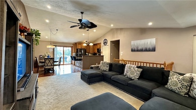 SPACIOUS AND BRIGHT FLOOR PLAN ON UPPER MAIN LEVEL!