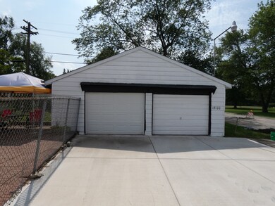 2 1/2 Car Garage