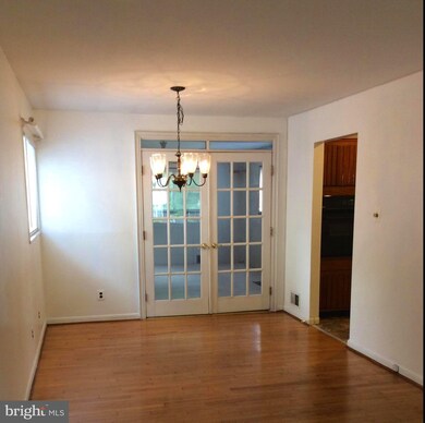 5905 Mustang Dr, Riverdale, MD 20737 - photo 4