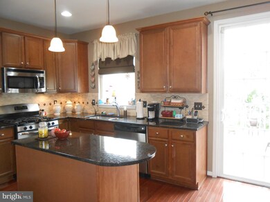9249 Alvyn Lake Cir, Bristow, VA 20136 - photo 2