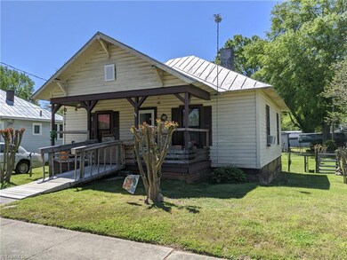 403 Thomas St, Reidsville, NC 27320 - photo 3