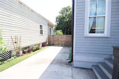 1225 Clouet St, New Orleans, LA 70117 - photo 2