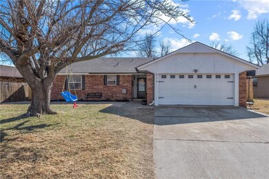 Cute brick home in Mustang 3 bed 2 full bath