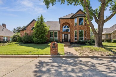 View of front facade featuring a front yard