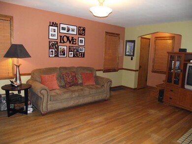 619 Salisbury living room 2