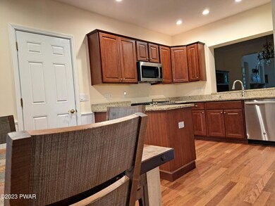 806 Macintosh Way, Matamoras, PA 18336 - photo 6