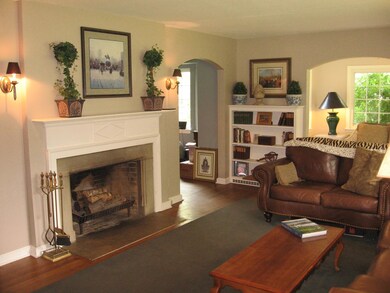 628 Marburn living room