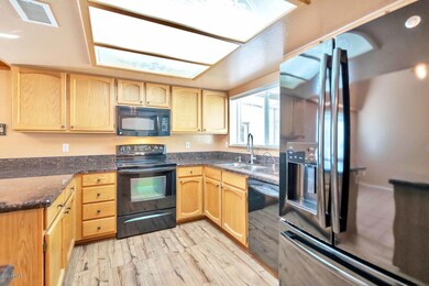 4646 E Fountain Cir-large-011-019-Kitche