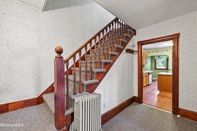 8 Mohegan St, Pittsfield, MA 01201 - photo 5