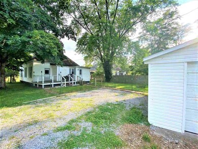 502 W 3rd St, Flora, IL 62839 - photo 5