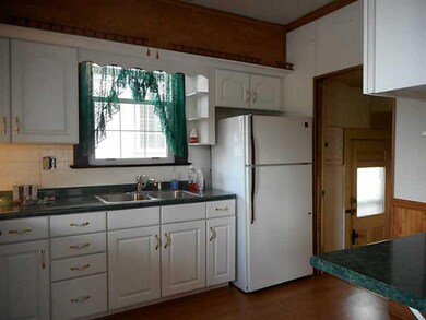 Kitchen. Bright kitchen w/ample cabinets