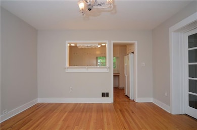 A convenient passageway is located between the din