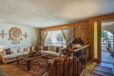 003_Living Room & Entry