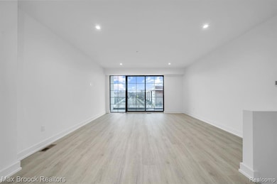 Great Room (Unstaged)