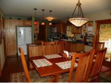 Dining area to Kitchen