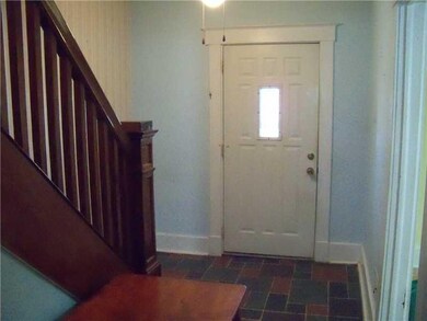 Entry/Foyer.