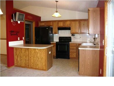 KITCHEN WITH ALL APPLIANCES TO REMAIN, EVEN THE MO