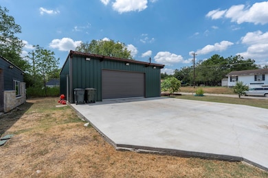 202 E Newton St, Luling, TX 78648 - photo 5