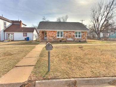 View of front facade featuring a front lawn