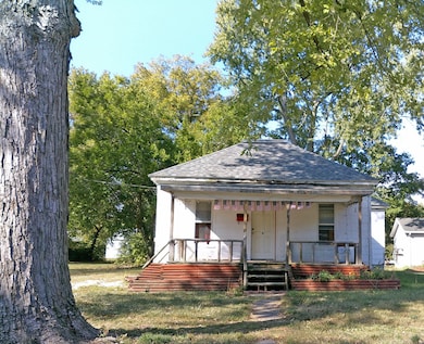 405 Maple St, Pana, IL 62557 - photo 2