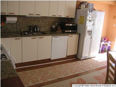 212 Essex Dr, Staten Island, NY 10314 - photo 5