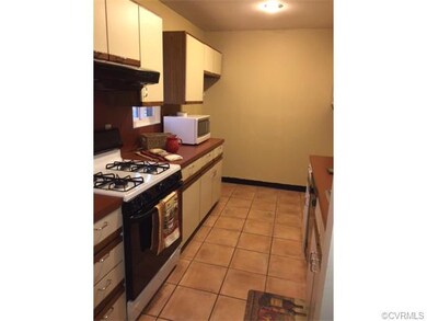 Kitchen with Gas Range for Cooking and ceramic til