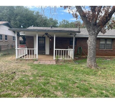 1211 Tanglewood Dr, Cleburne, TX 76033 - photo 2