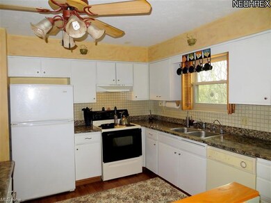 Updated White Kitchen w/New Counter Tops, Breakfas