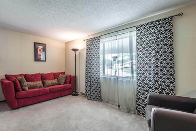 2855 Southridge Dr - Living Room