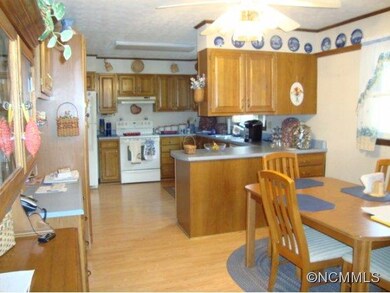 eat in kitchen/lots of cabinet