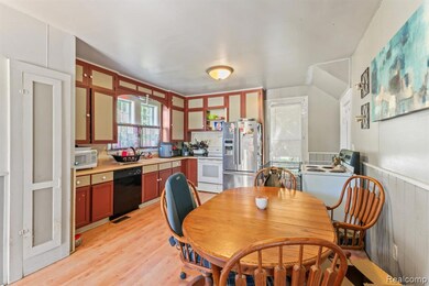 417 E Oregon St, Lapeer, MI 48446 - photo 2