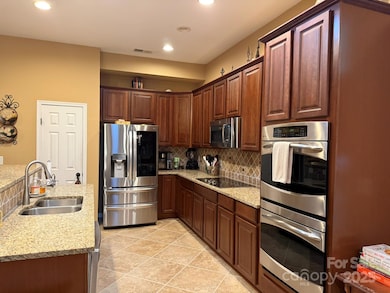 Kitchen w/island breakfast bar
