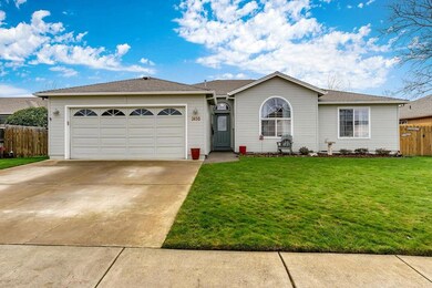 2450 Savannah Dr, Central Point, OR 97502 - photo 2