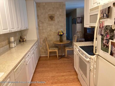 Eat-In Kitchen