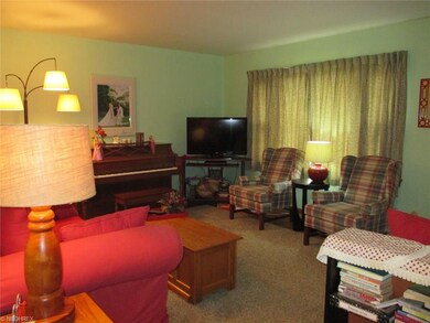 Nice living room w/hardwood floors