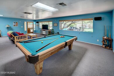 600 sq ft Rec room w/access to pool area