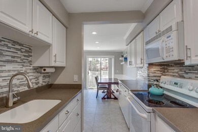 1346 Chetworth Ct, Alexandria, VA 22314 - photo 4