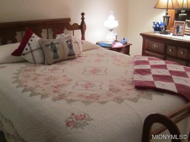 Bedroom/ Office