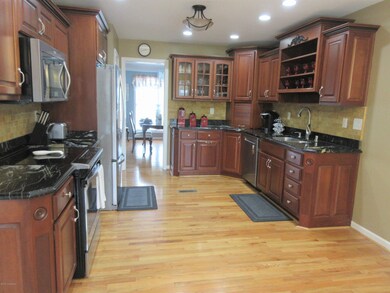 kitchen w/granite counter tops